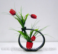 Dekoratif Seramik vazo içerisinde kırmızı Lale çiçek tanzimi.